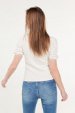 Camiseta crema claro cuello redondo alto con textura especial