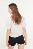 Camiseta cuello redondo crema claro con letras estampadas en frente