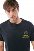 Camiseta negra manga corta con estampados en frente y espalda