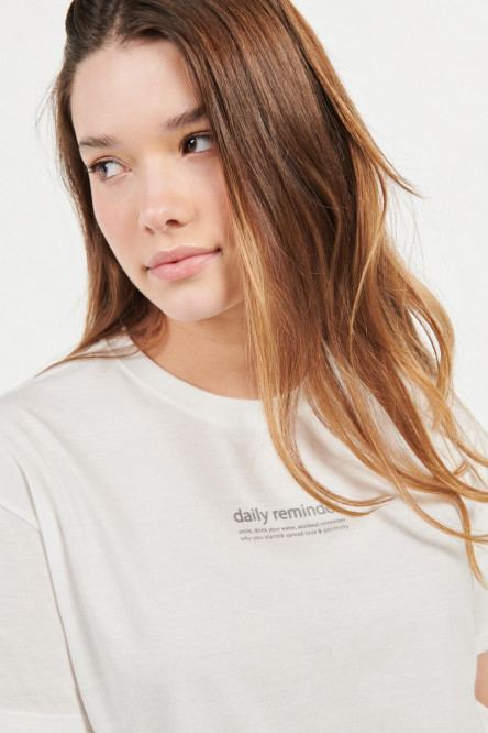 Camiseta manga corta crema claro con letras estampadas en frente