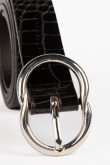 Cinturón para mujer en color negro, con  textura y hebilla sencilla plateada
