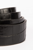 Cinturón para mujer en color negro, con  textura y hebilla sencilla plateada