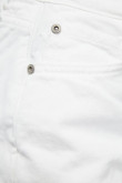 Short blanco en jean con rotos en frente y tiro alto