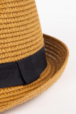 Sombrero café claro con ala corta curva y cinta negra decorativa