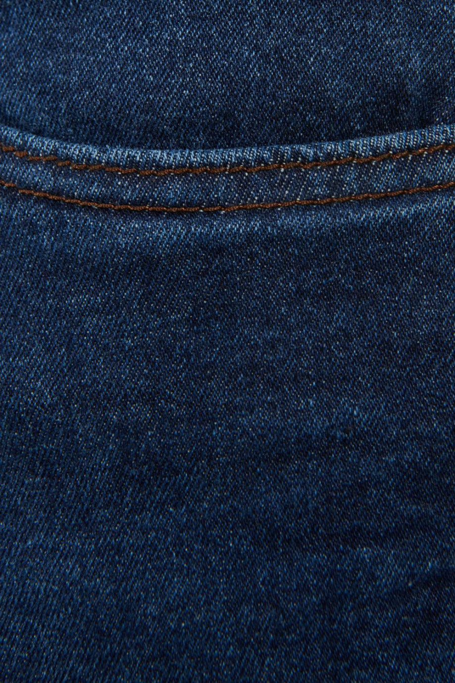 Jean azul intenso tipo slim 5 bolsillos con tiro bajo
