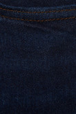 Jean slim azul intenso con costuras en contraste y tiro bajo