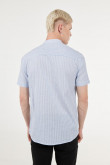Camisa unicolor manga corta con diseño de rayas verticales