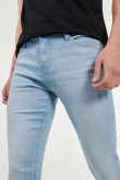 Jean súper skinny azul ajustado con bolsillos y tiro bajo