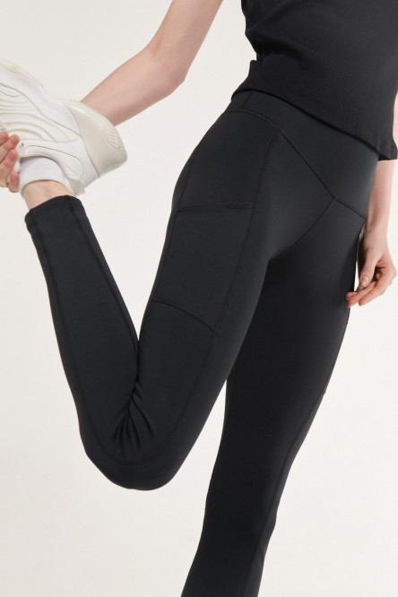 Pantalón leggins negro con sesgos laterales y pretina ancha