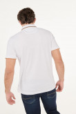 Camiseta blanca tipo polo con detalles de líneas localizados