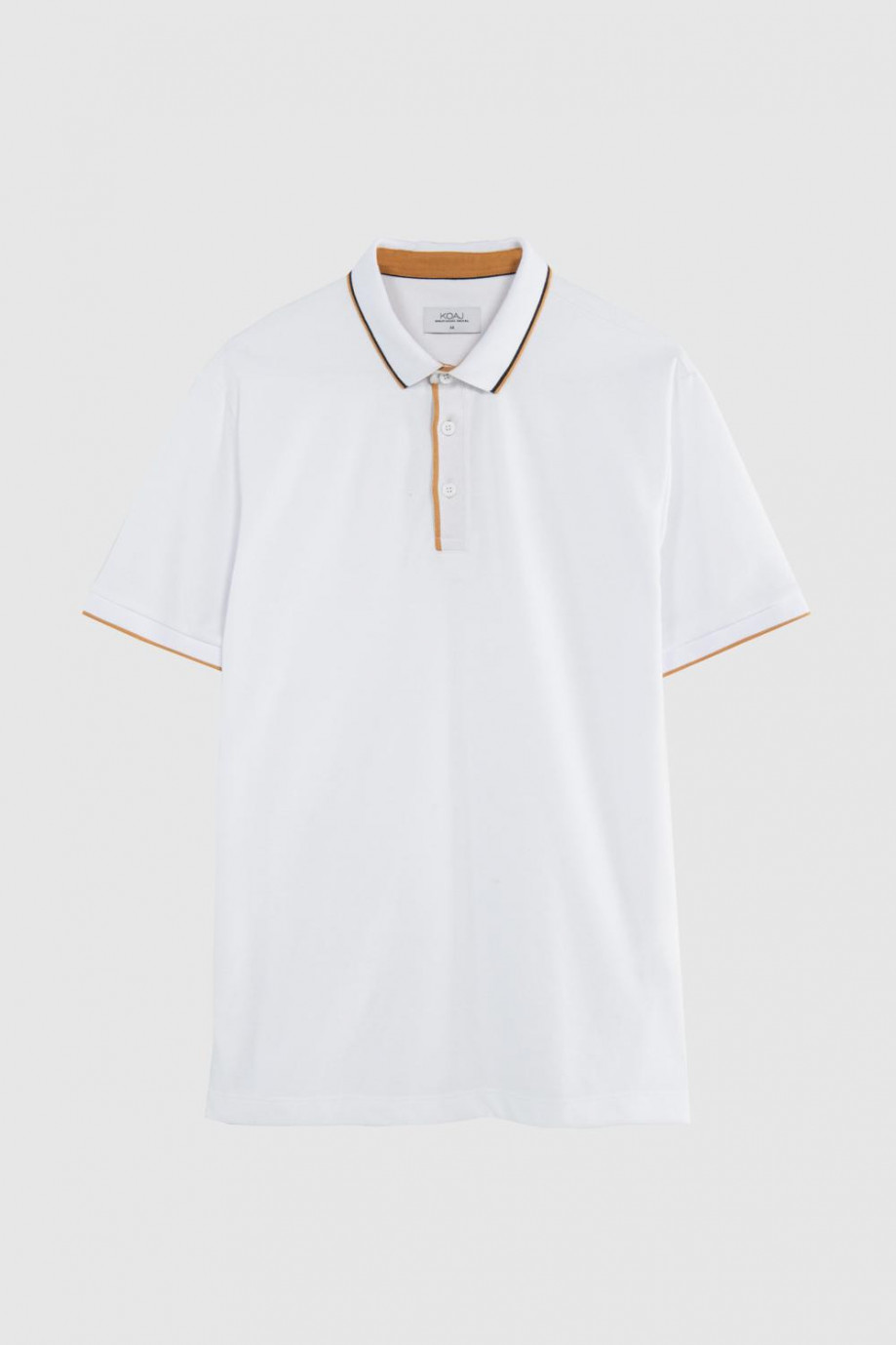 Camiseta blanca tipo polo con detalles de líneas localizados