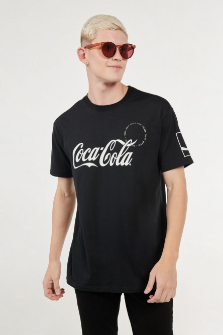 Camiseta negra manga corta con estampado blanco de Coca Cola