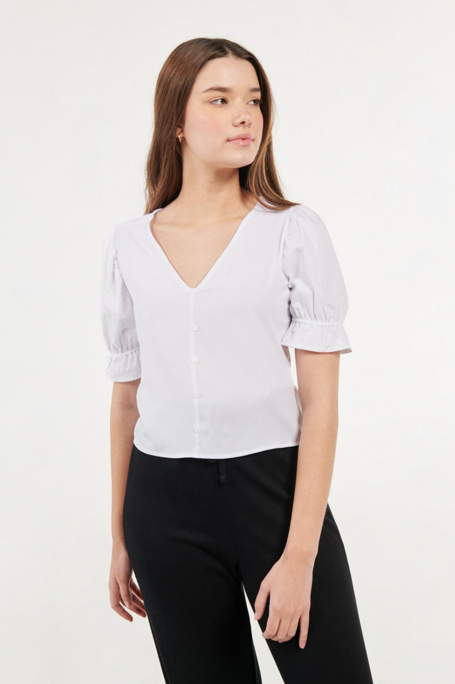 Blusa blanca con manga corta aglobada y escote en V