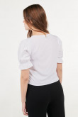 Blusa blanca con manga corta aglobada y escote en V