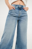 Jean azul claro culotte con diseño de botas cortas y amplias