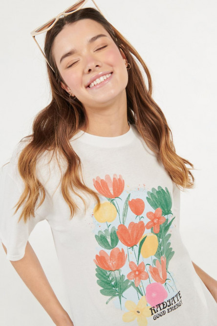 Camiseta oversize blanca con manga corta y diseño floral