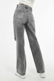 Jean 90´S gris oscuro con botas anchas y rotos en frente