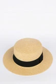 Sombrero kaki claro con cinta negra decorativa y ala plana