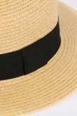 Sombrero kaki claro con cinta negra decorativa y ala plana