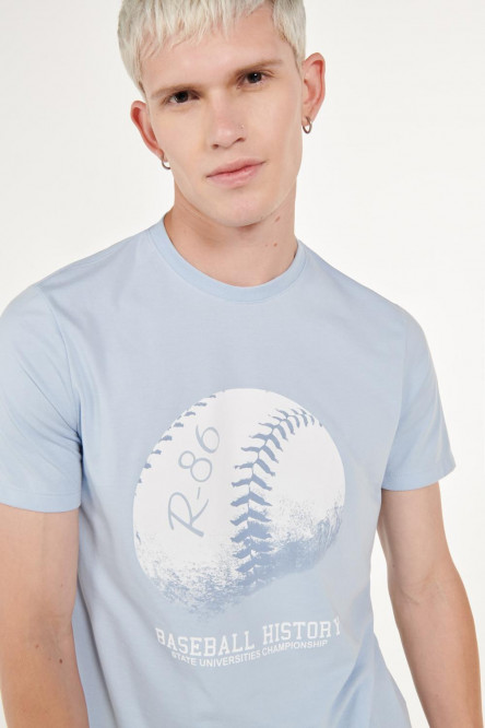 Camiseta cuello redondo azul claro con estampado de béisbol