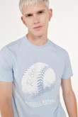 Camiseta cuello redondo azul claro con estampado college de béisbol