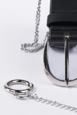 Cinturón negro sintético con hebilla, cadena y ojales metálicos