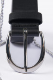 Cinturón negro sintético con hebilla, cadena y ojales metálicos