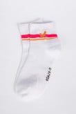 calcetines-media-cana-con-bordado-en-costado-contraste-de-colores-exclusivo-koaj