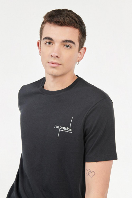 Camiseta manga corta negro con letras estampadas en frente