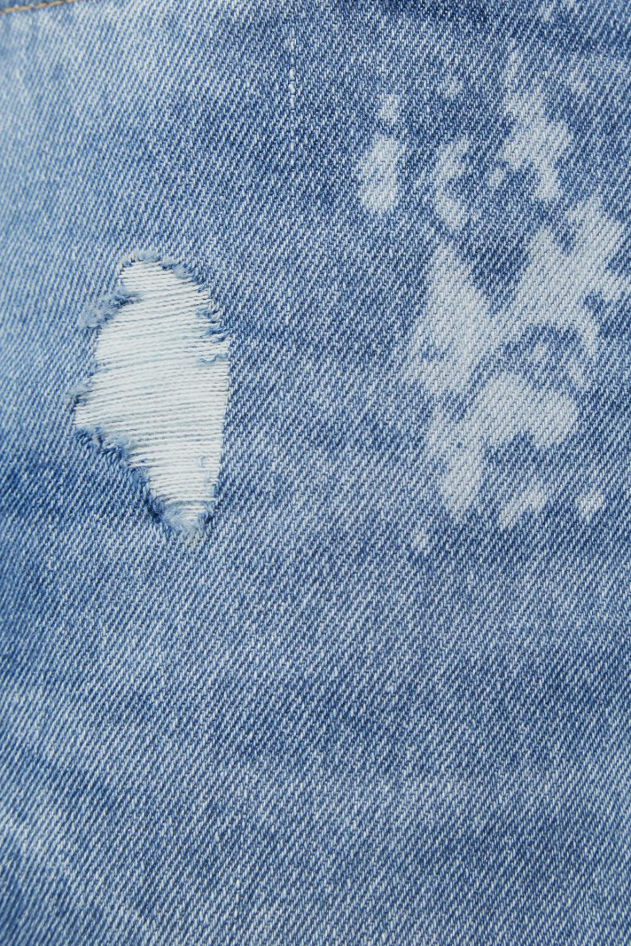 Bermuda azul medio en jean con rotos, parches y detalles en láser