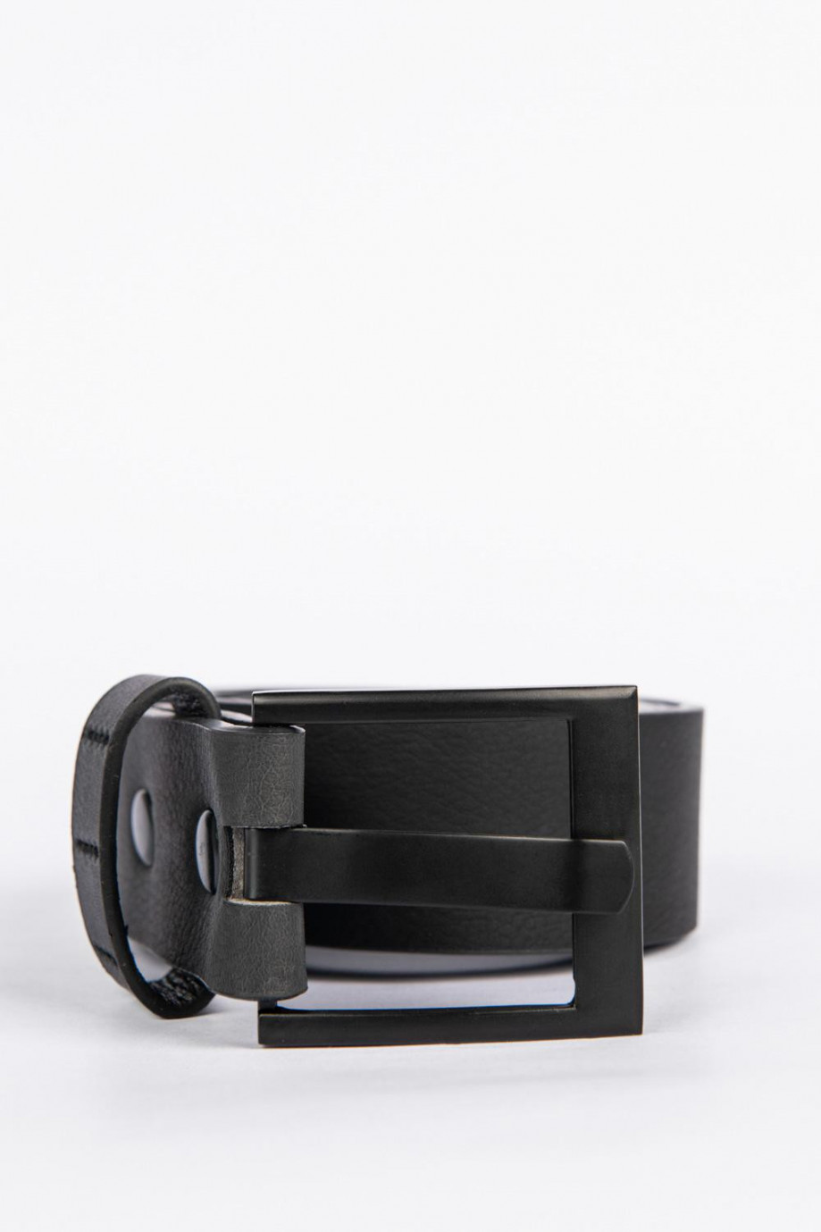 Este cinturón color negro para hombre es liso y tiene hebilla metálica cuadrada negra y esta hecho en sintetico, es exclusivo de