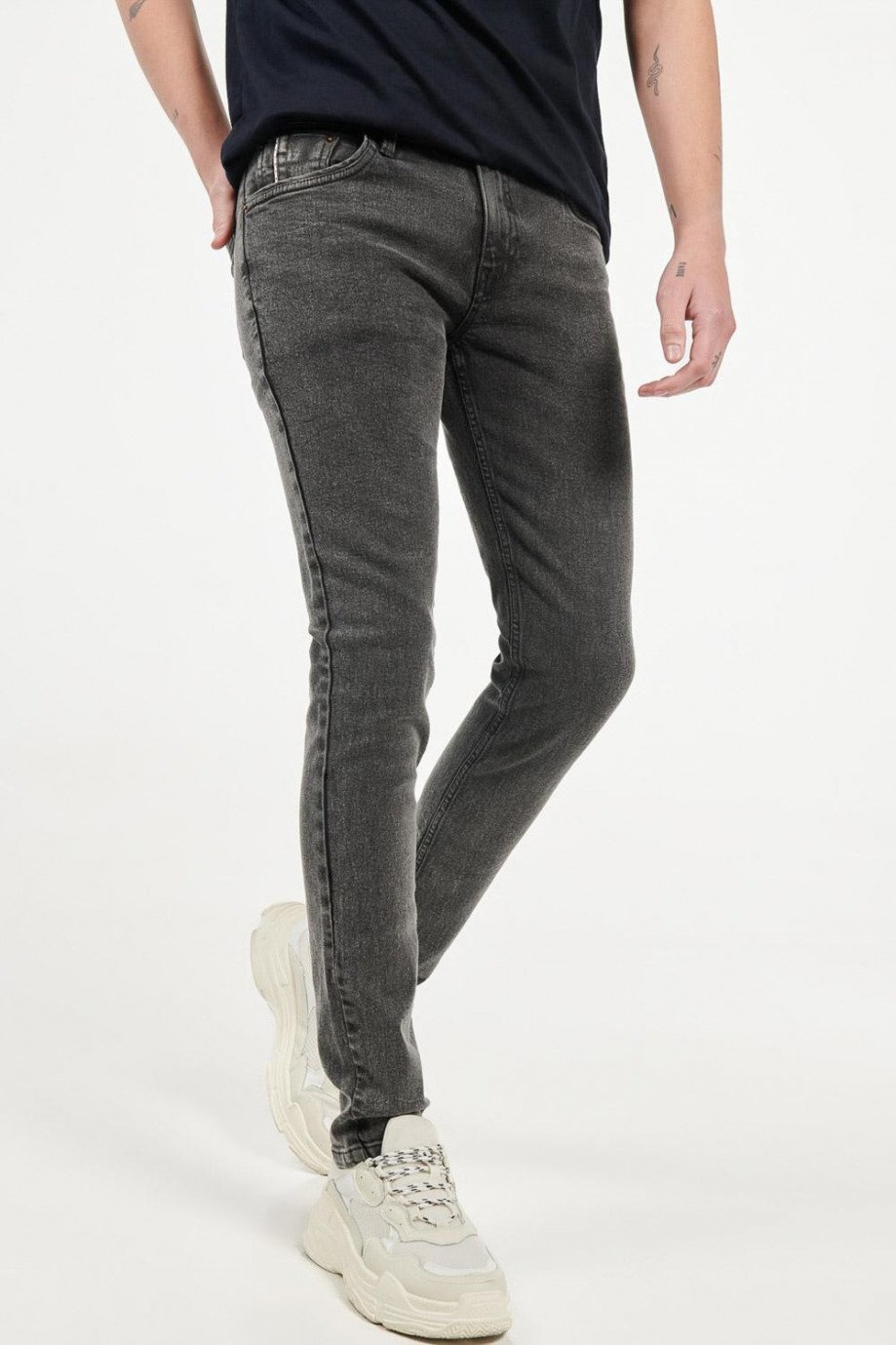 Jean skinny gris oscuro tiro bajo con costuras en contraste