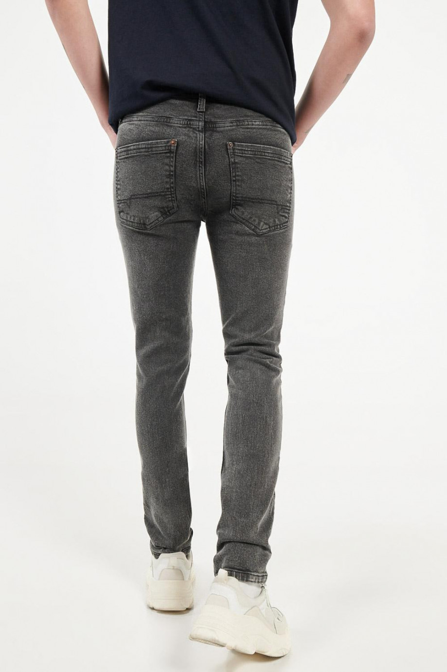 Jean skinny gris oscuro tiro bajo con costuras en contraste