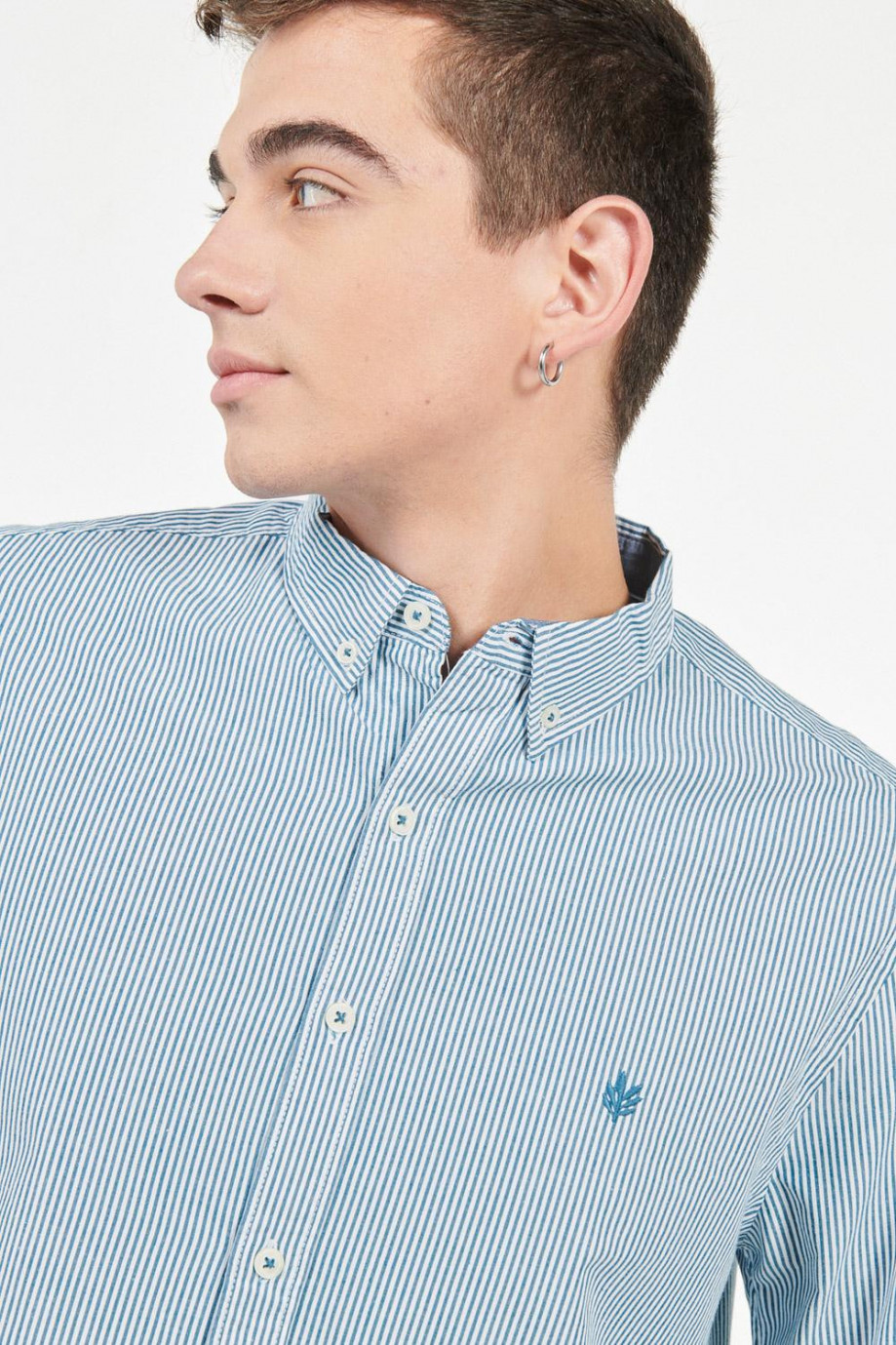 Camisa cuello button down unicolor a rayas manga larga