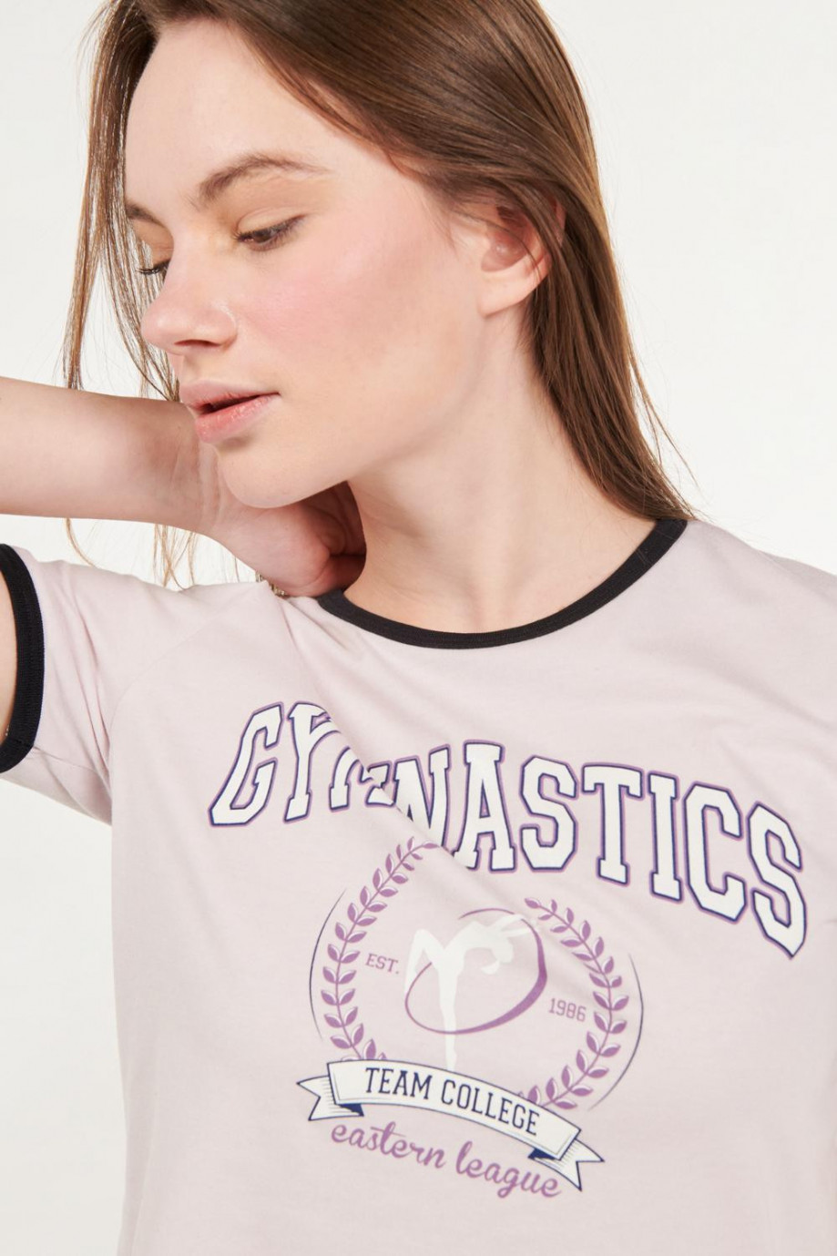 Camiseta manga corta lila claro con contrastes y estampado college