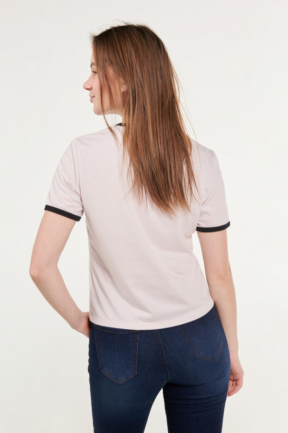 Camiseta manga corta lila claro con contrastes y estampado college