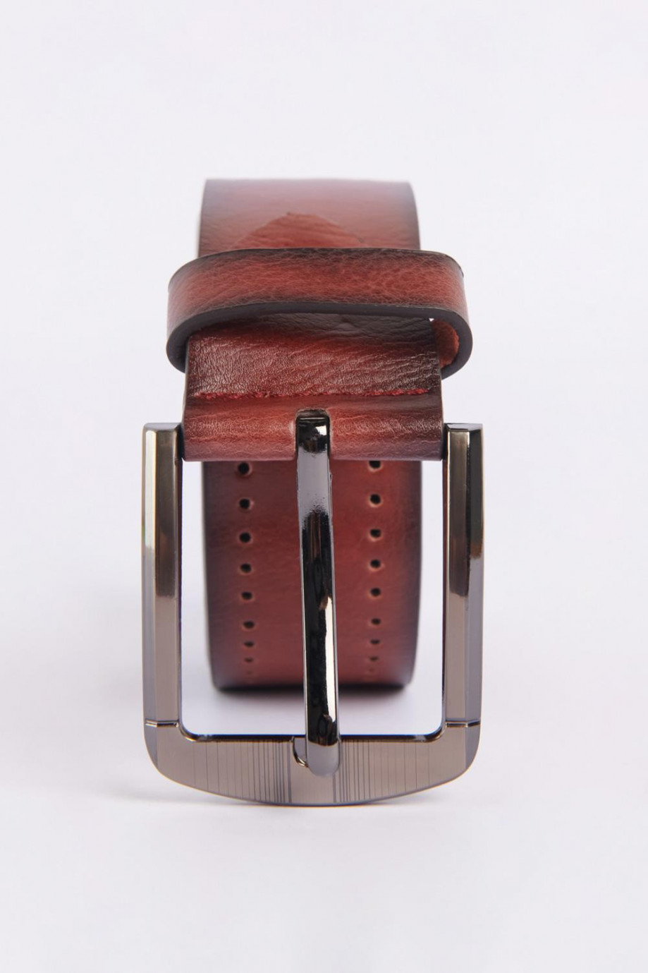 Cinturón café claro con textura de puntos y hebilla cuadrada
