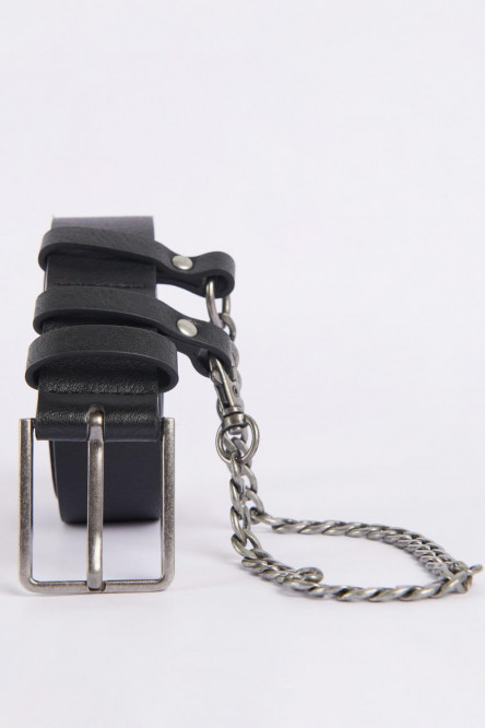 Cinturón sintético negro con cadena y hebilla metálica