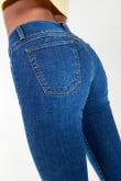 Jean push up azul con pretina ancha y costuras en contraste