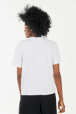 Camiseta manga corta unicolor con diseño estampado delantero
