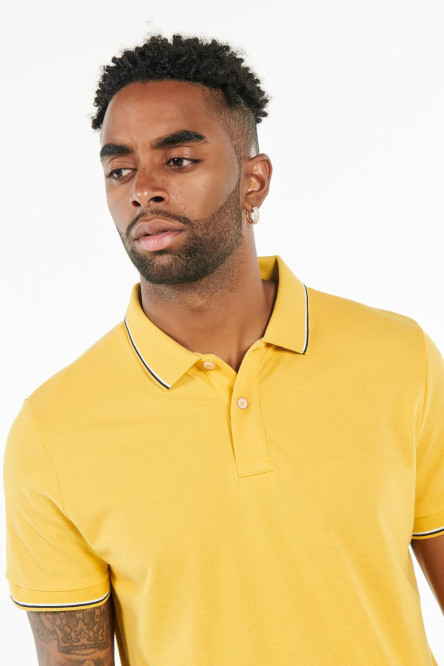 Camiseta polo unicolor con cuello y puños tejidos con diseños