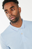 Camiseta polo unicolor con cuello y puños tejidos con rayas