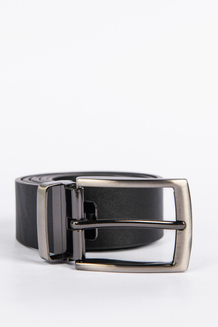 Cinturón para hombre en color negro, liso y hebilla cuadrada metálica.