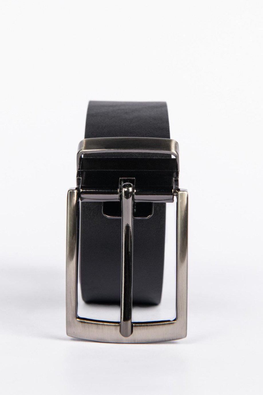 Cinturón sintético negro con hebilla cuadrada y textura lisa