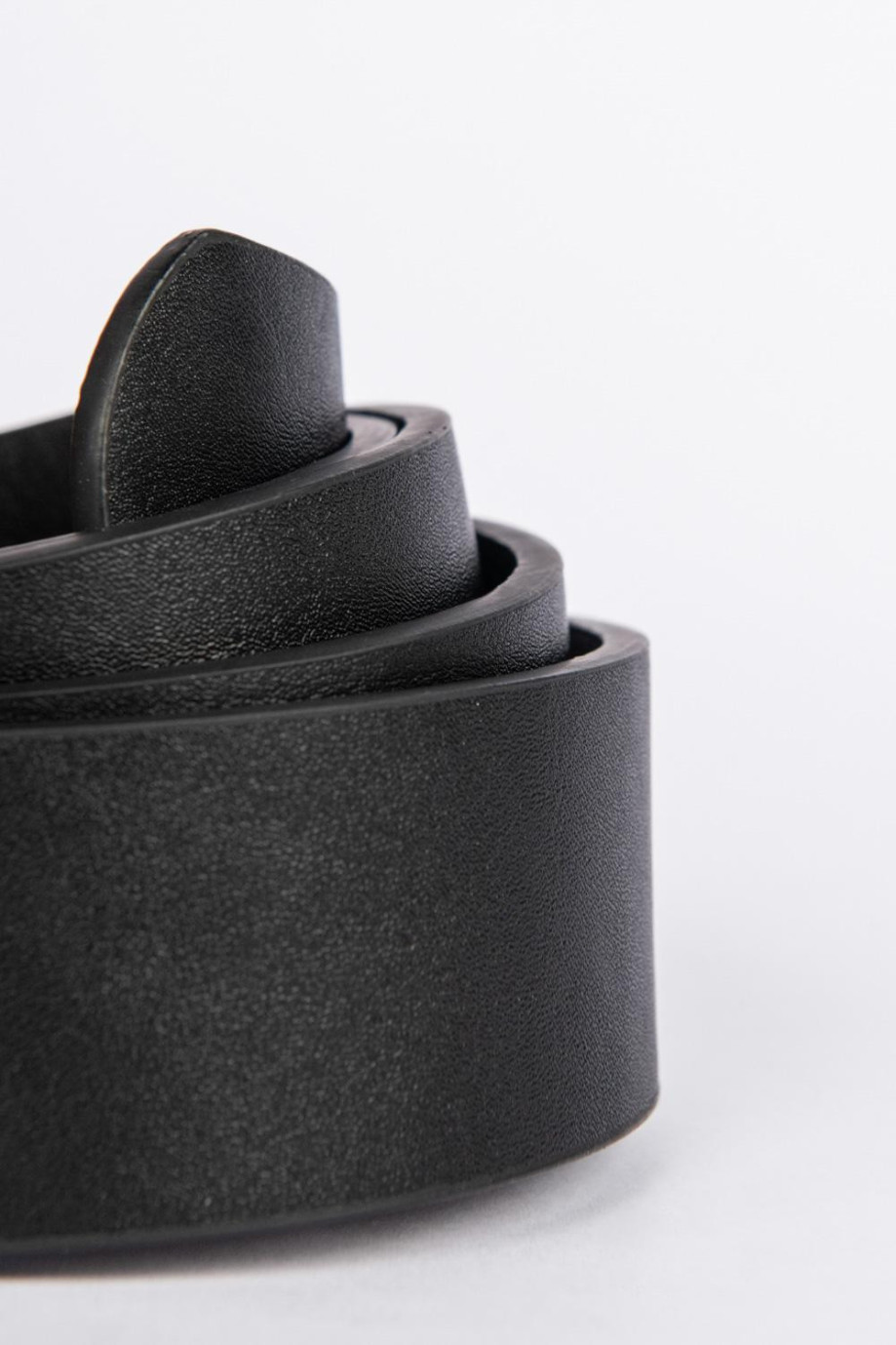 Cinturón sintético negro con hebilla cuadrada y textura lisa