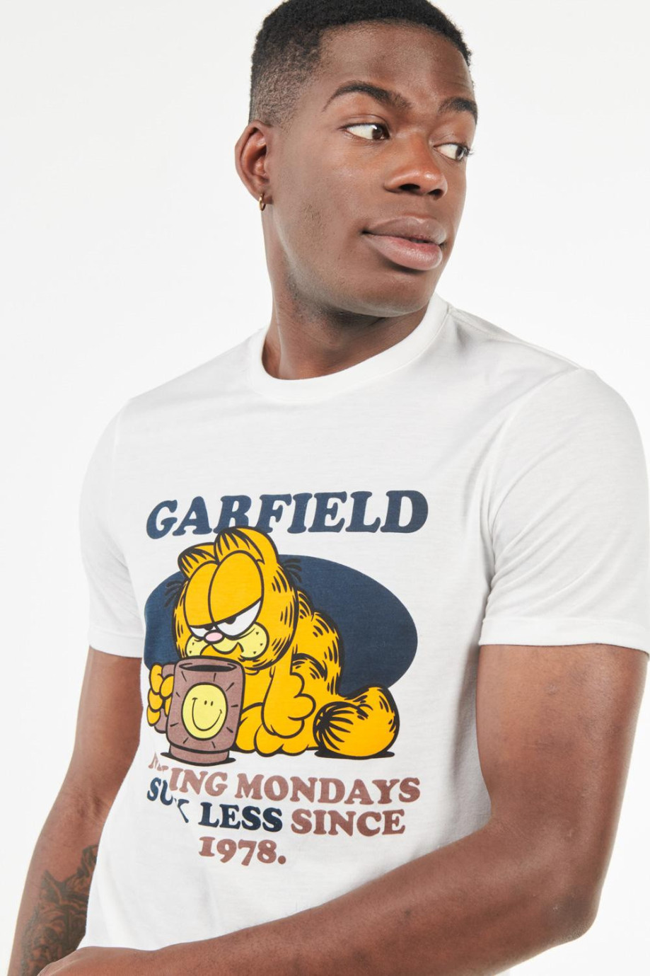 Camiseta cuello redondo crema claro con estampado de Garfield