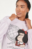 Buzo lila claro oversize cuello redondo con estampado de Mafalda