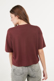 Camiseta manga corta rojo oscuro con estampado college
