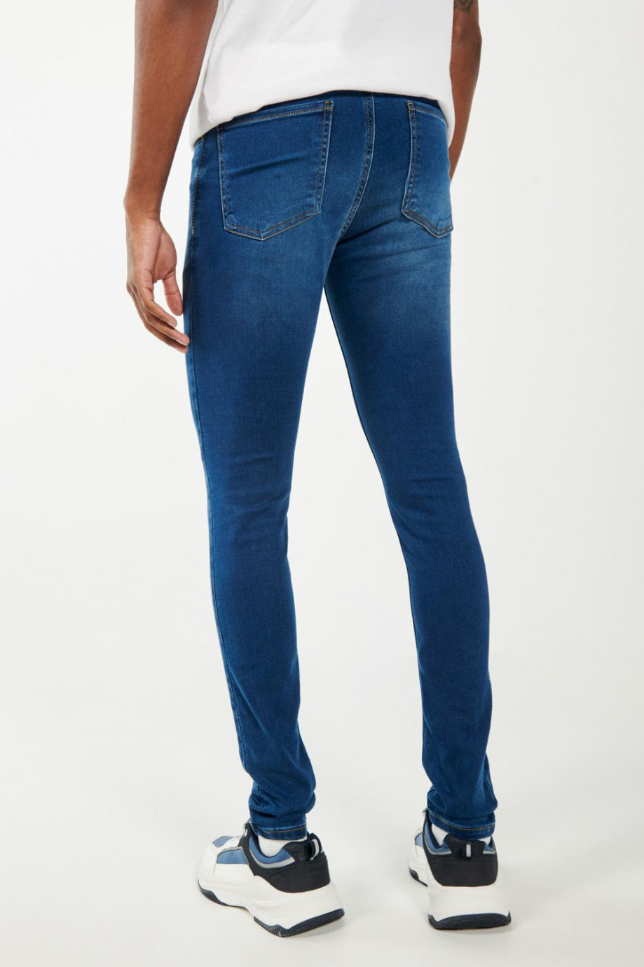 Jean azul oscuro súper skinny con botón en cintura y tiro bajo