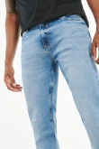 Jean slim azul claro tiro bajo con bolsillos y ajuste ceñido
